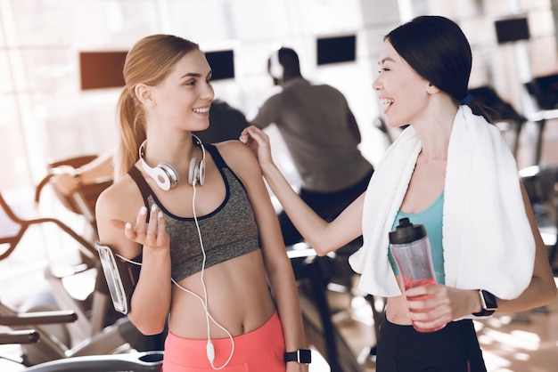 People communicate between in the break between exercises