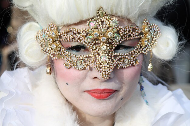 Photo people in costume for venice carnival