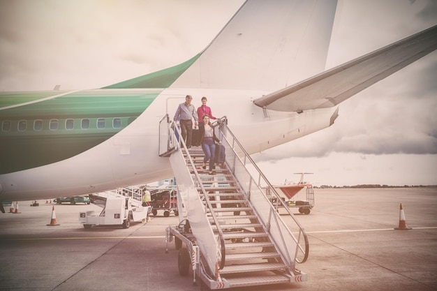 Photo people disembarking from airplane