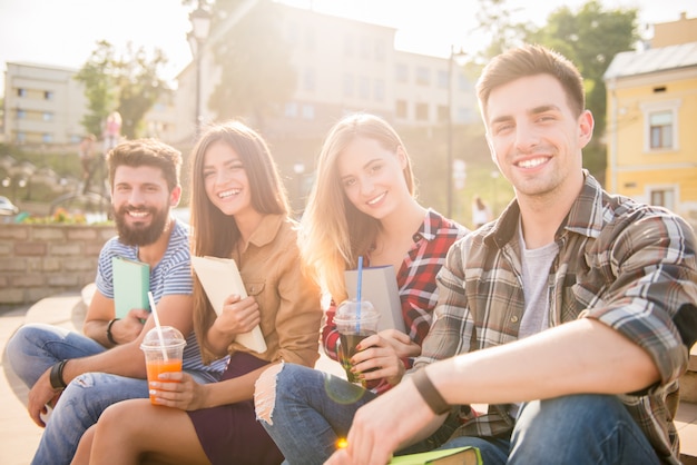 People drink juices and spend time outdoors.