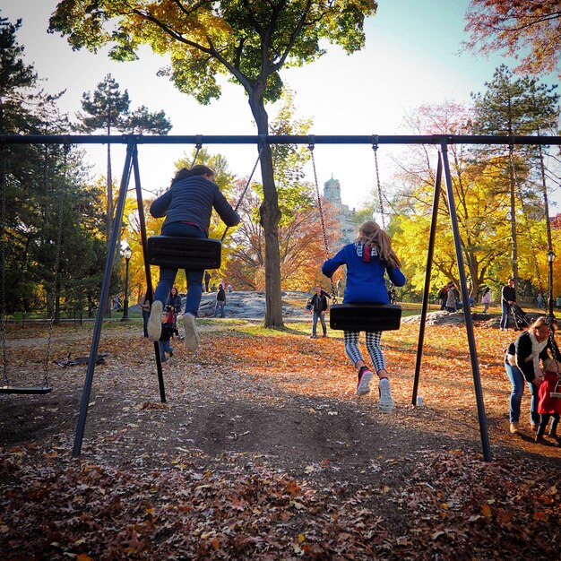 Photo people enjoying in park during autumn