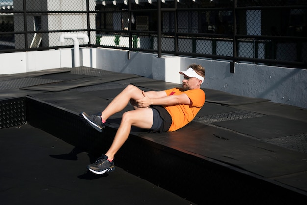 Photo people exercising at fitness gym