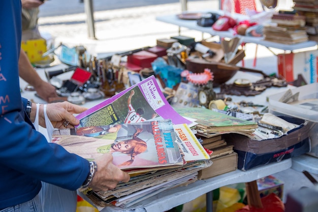 Photo people looking for some second hand old things in a flea market