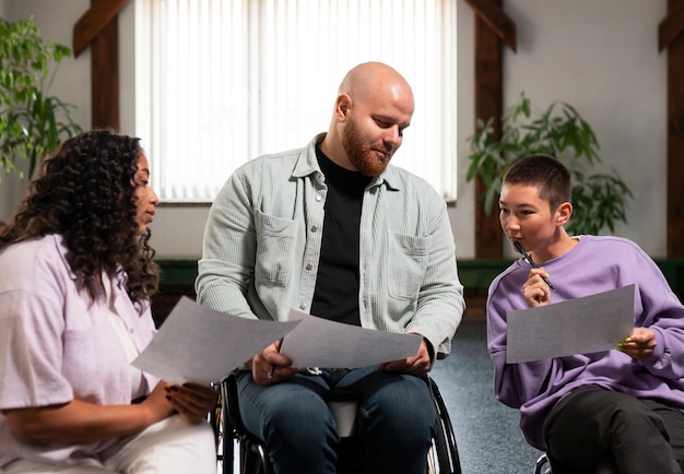 Photo people meeting in support group