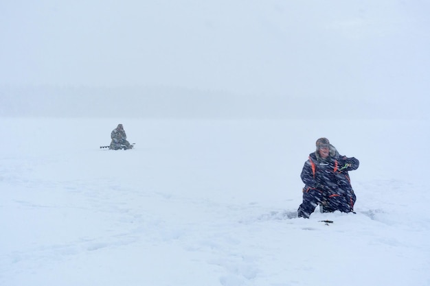 Photo people on snow covered against sky