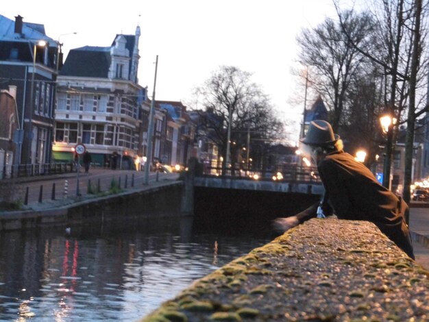 Photo people walking in canal along buildings