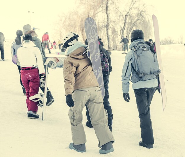 Photo people with snowboards on snowhill