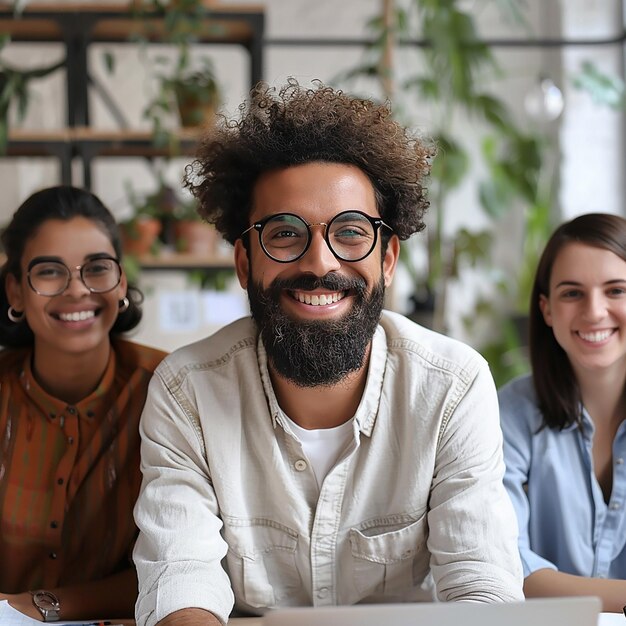 Photo people working in an office smiling at the camera