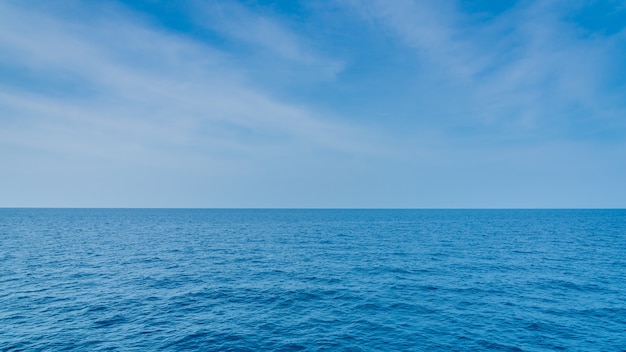 Photo perfect blue ocean with blue sky for background.