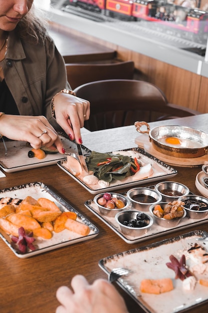 Photo a person cutting food on a table with a person cutting a carrot