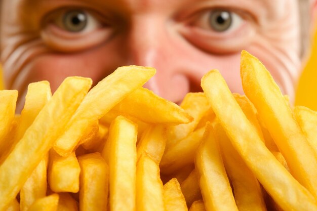 Photo person enjoying hot chips