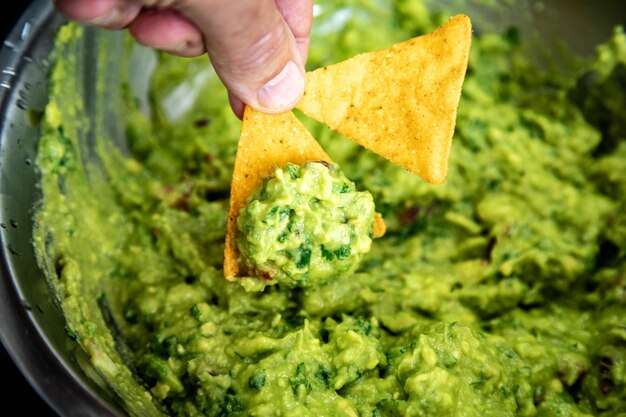 Photo a person is holding a tortilla that is green