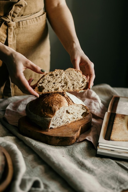 Photo a person is putting bread into their hands