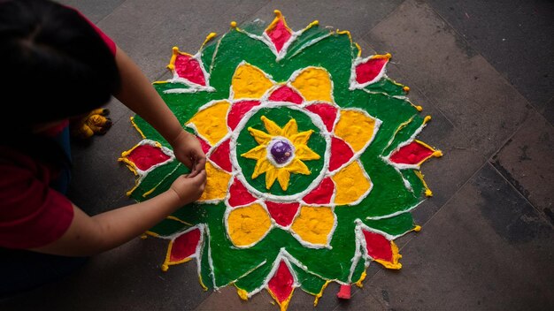 Photo a person is standing in front of a colorful flower design