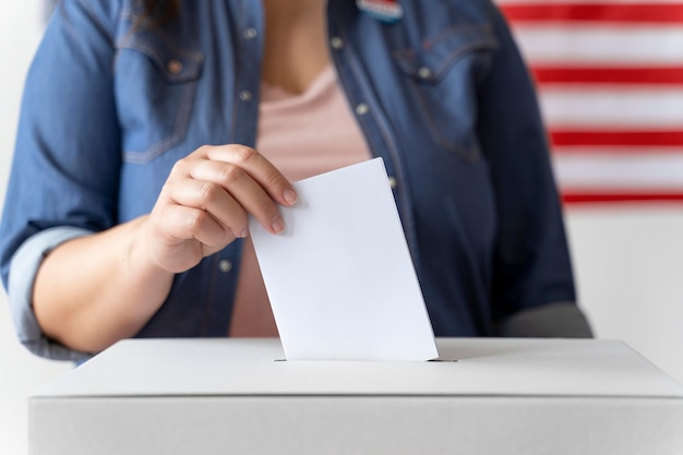 Person placing its vote in a box