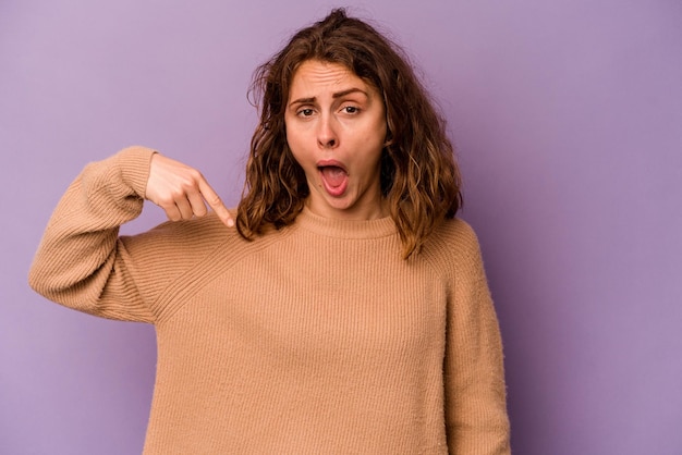 Photo person pointing by hand to a shirt copy space proud and confident