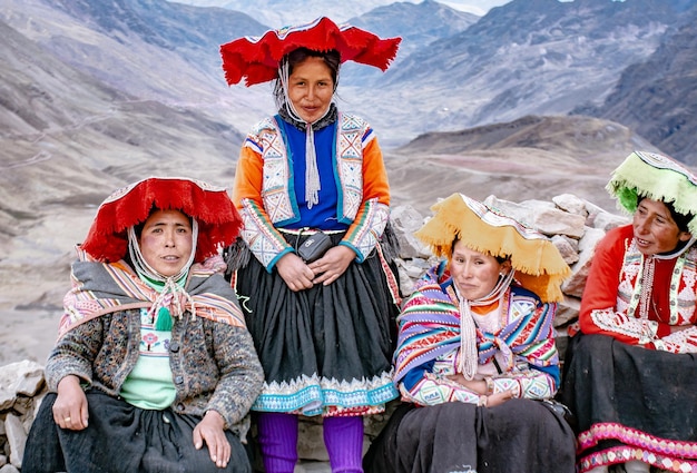 Personas de la comunidad de Winicunca en la montana de los 7 colores en cusco Peru.