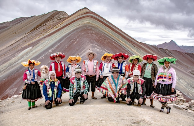 Personas de la comunidad de Winicunca en la montana de los 7 colores en cusco Peru.