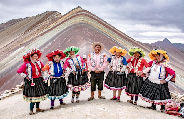 Personas de la comunidad de Winicunca en la montana de los 7 colores en cusco Peru.