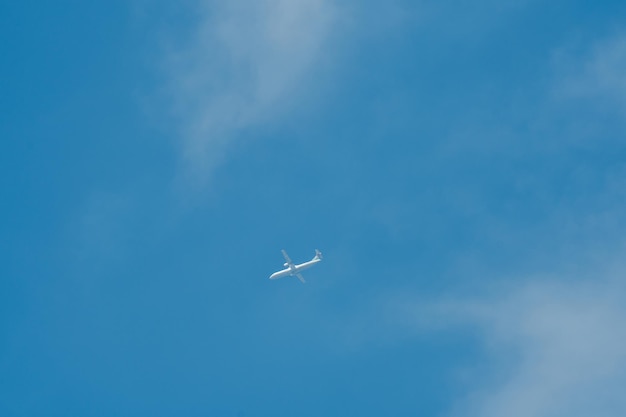 Photo photo of an airplane in the sky