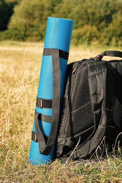 Photo backpack standing in a grass