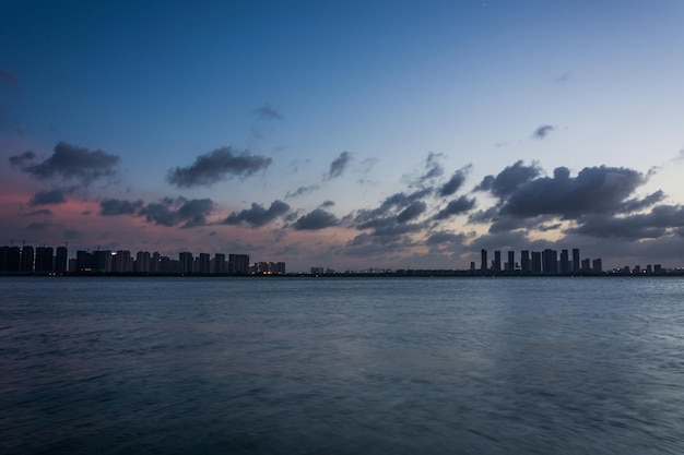 Photo beautiful sunset evening over the city