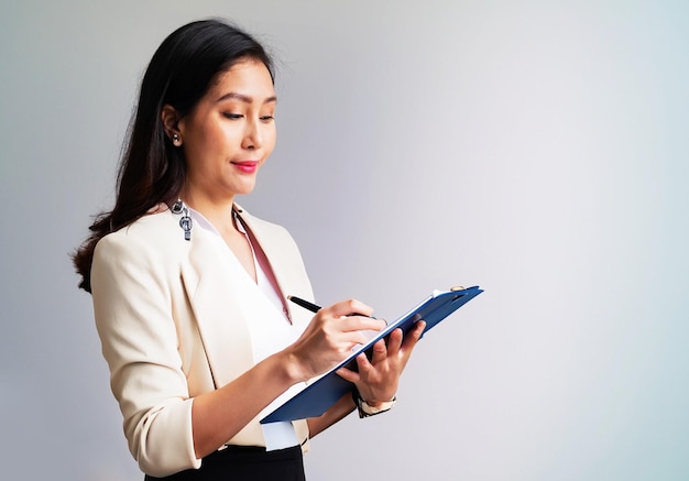 photo elegant businesswoman holding a clipboard with clear background