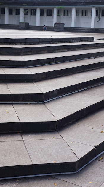 Photo marble staircase with stone stairs in building