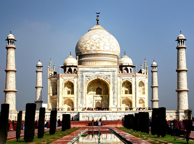 photo mesmerizing shot of the famous historic taj mahal in agra