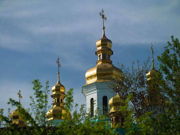 Photo Orthodox church with golden domes against the sky