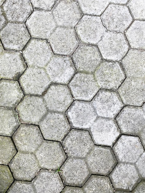 Photo photo outdoors grey hexagon cobblestone texture with grass