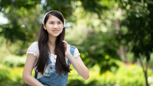 Photo portait smiling Girl in Green Park green city park in spring smiling dreamy Smiling young bru