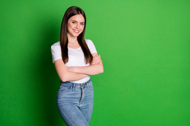 Photo portrait of responsible woman dressed casual white t-shirt arms crossed isolated green color background