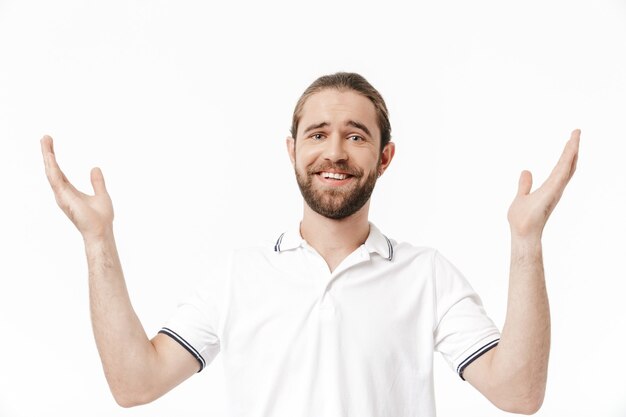 Photo photo of positive smiling young handsome bearded man posing isolated over white wall.