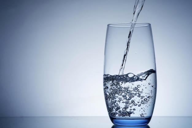 Photo pouring water into a glass