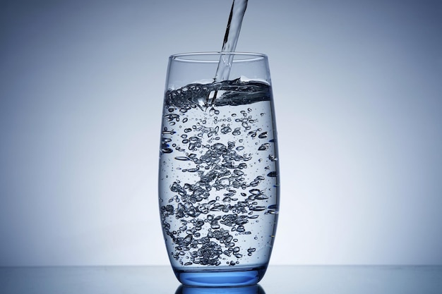 Photo pouring water into a glass