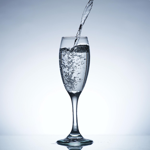 Photo pouring water into a glass