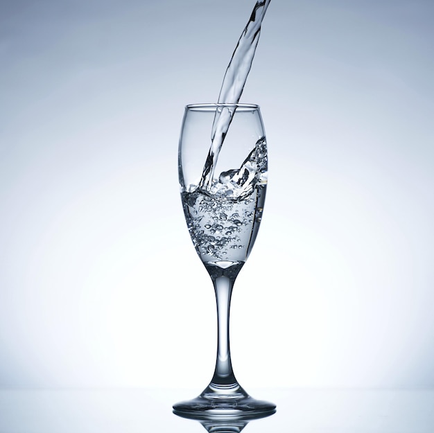 Photo pouring water into a glass