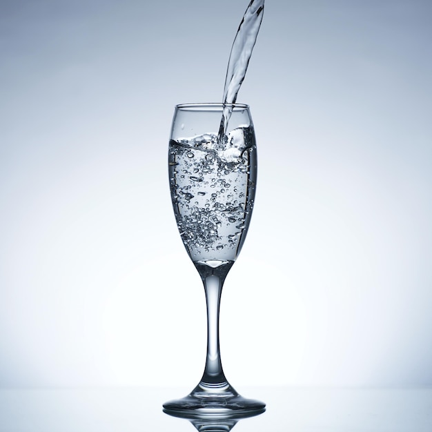 Photo pouring water into a glass