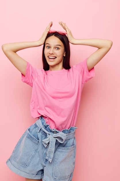 Photo pretty woman pink glasses and tshirt hand gesture pink background