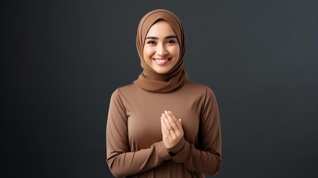 Photo smiling beautiful asian muslim woman in brown