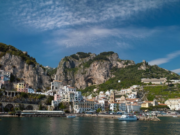 Photo streetscape sea mountains, cliffs in Crimea