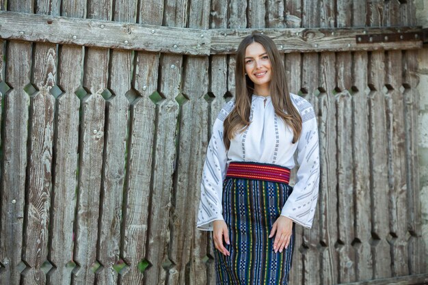 Photo photo with young girl wearing romanian traditional blouse in the country authentic national costume