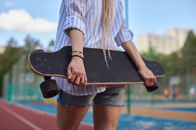 Photo womens hands hold a longboard sports photo shoot modern sport high quality photo