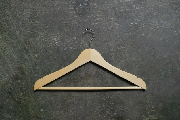 Photo photo of a wooden clothes hanger on the floor