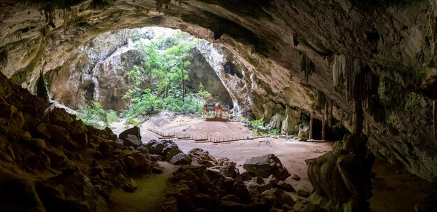 Photo phraya nakhon cave khua kharuehat pavillion temple in khao sam roi yot national park in prachuap khiri khan thailand