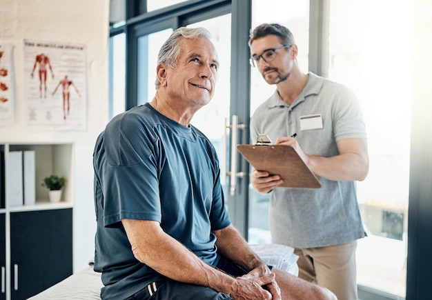 Photo physiotherapy chiropractor and senior man with clipboard for rehabilitation recovery and treatment healthcare physical therapy and person with patient for medical service wellness and support