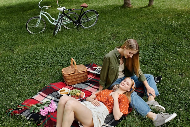 Photo picnic in the park with a loved one