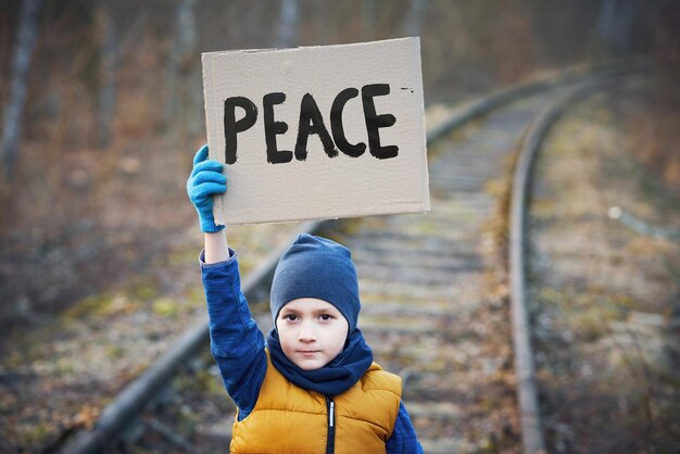 Photo picture of a child with a lot of love and peaceful message high quality photo