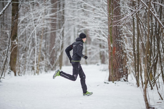 Picture from side of athlete on run in winter